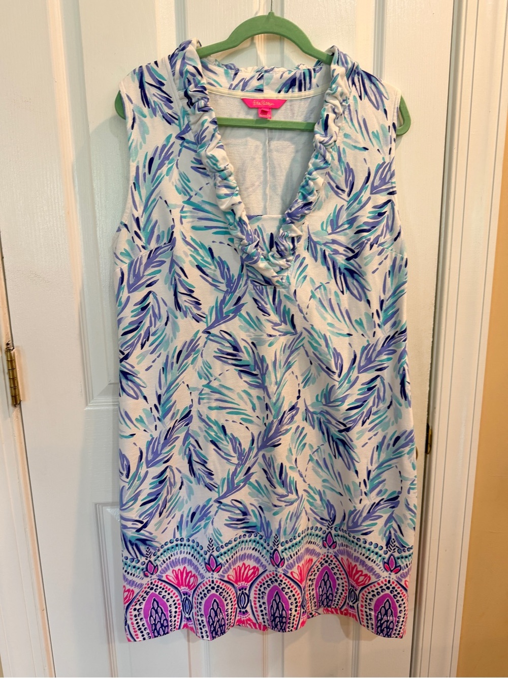 Women’s Lilly Pulitzer Ruffle V-Neck in White with Blue & Pink Print Size XL